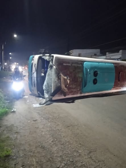 Điều tra vụ lật xe chở công nhân ở Tây Ninh, 10 người nhập viện- Ảnh 1. Điều tra vụ lật xe chở công nhân ở Tây Ninh, 10 người nhập viện- Ảnh 1.