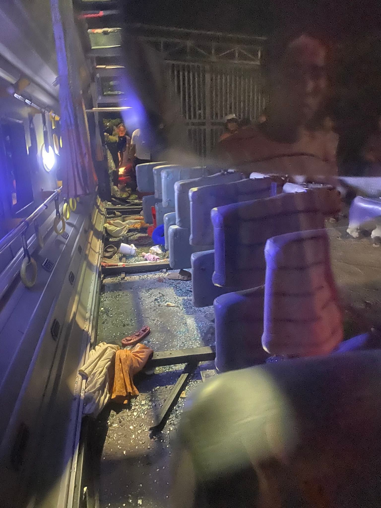 Điều tra vụ lật xe chở công nhân ở Tây Ninh, 10 người nhập viện- Ảnh 2. Điều tra vụ lật xe chở công nhân ở Tây Ninh, 10 người nhập viện- Ảnh 2.