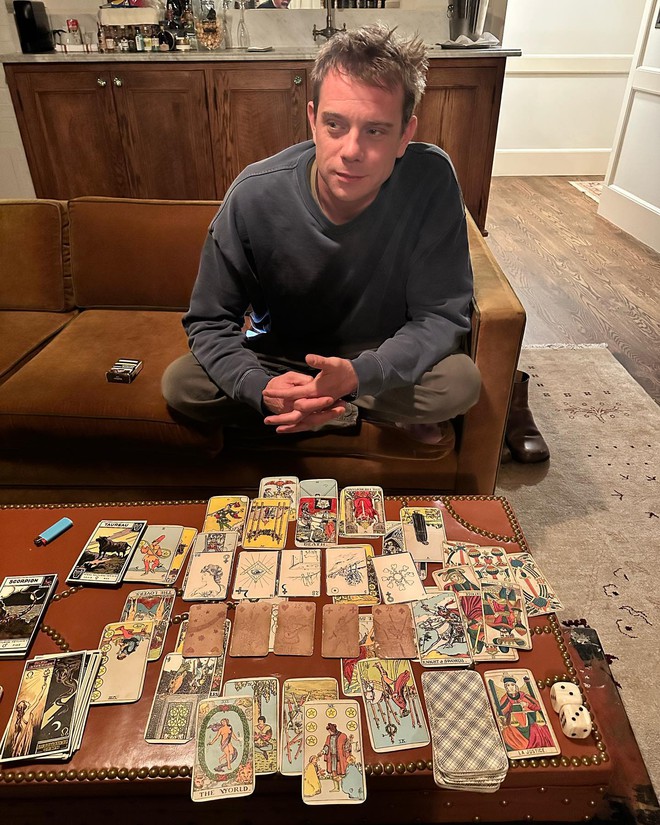 Xôn xao mạng xã hội cảnh giám đốc Dior đi coi bói- Ảnh 2. Xôn xao mạng xã hội cảnh giám đốc Dior đi coi bói- Ảnh 2.