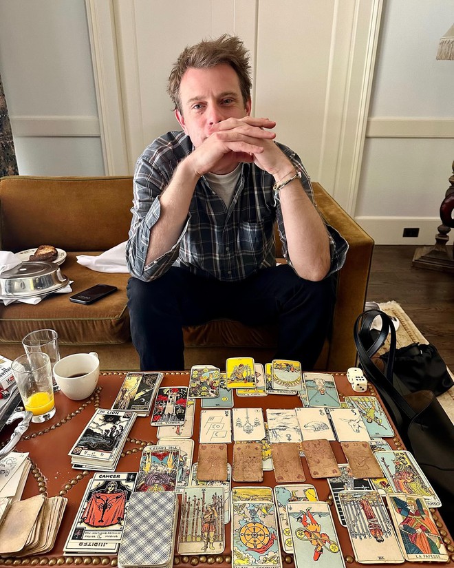 Xôn xao mạng xã hội cảnh giám đốc Dior đi coi bói- Ảnh 3. Xôn xao mạng xã hội cảnh giám đốc Dior đi coi bói- Ảnh 3.