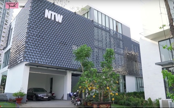 Bí mật về Ngọc Trinh trong biệt thự 50 tỷ, rộng 800m2- Ảnh 2. Bí mật về Ngọc Trinh trong biệt thự 50 tỷ, rộng 800m2- Ảnh 2.