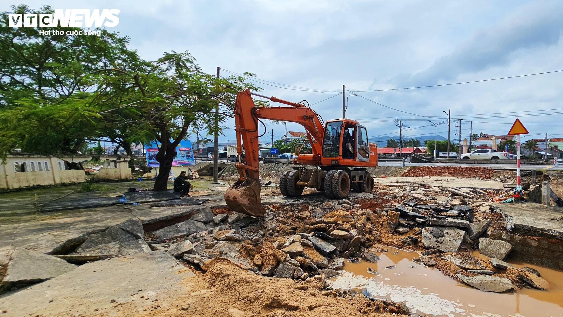 Trường học xác xơ sau lũ lịch sử, sách vở ngập bùn- Ảnh 2.