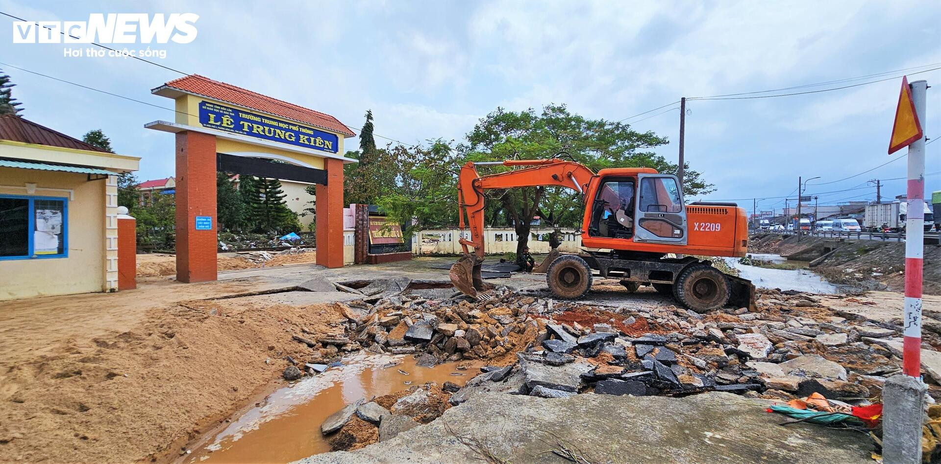 Trường học xác xơ sau lũ lịch sử, sách vở ngập bùn- Ảnh 1.