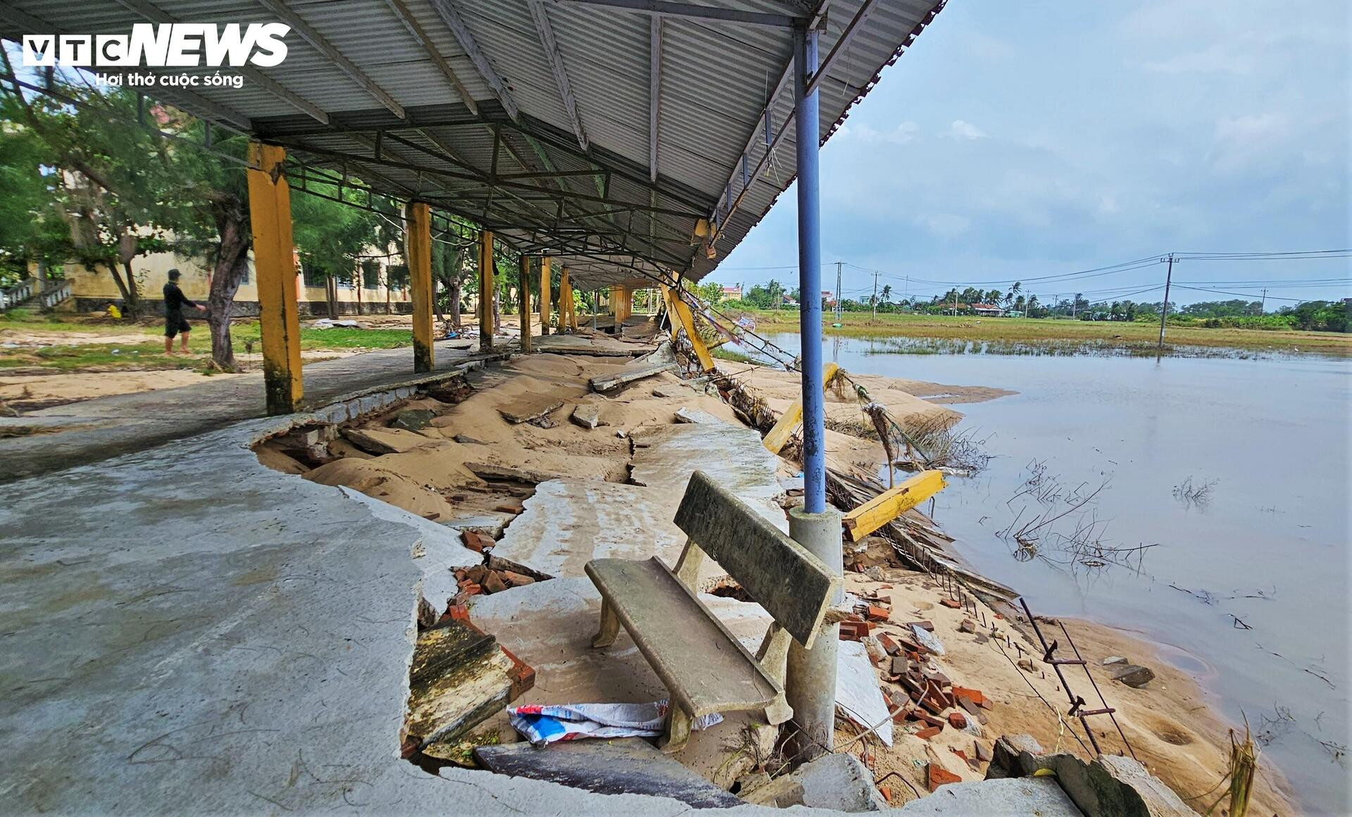 Trường học xác xơ sau lũ lịch sử, sách vở ngập bùn- Ảnh 5.