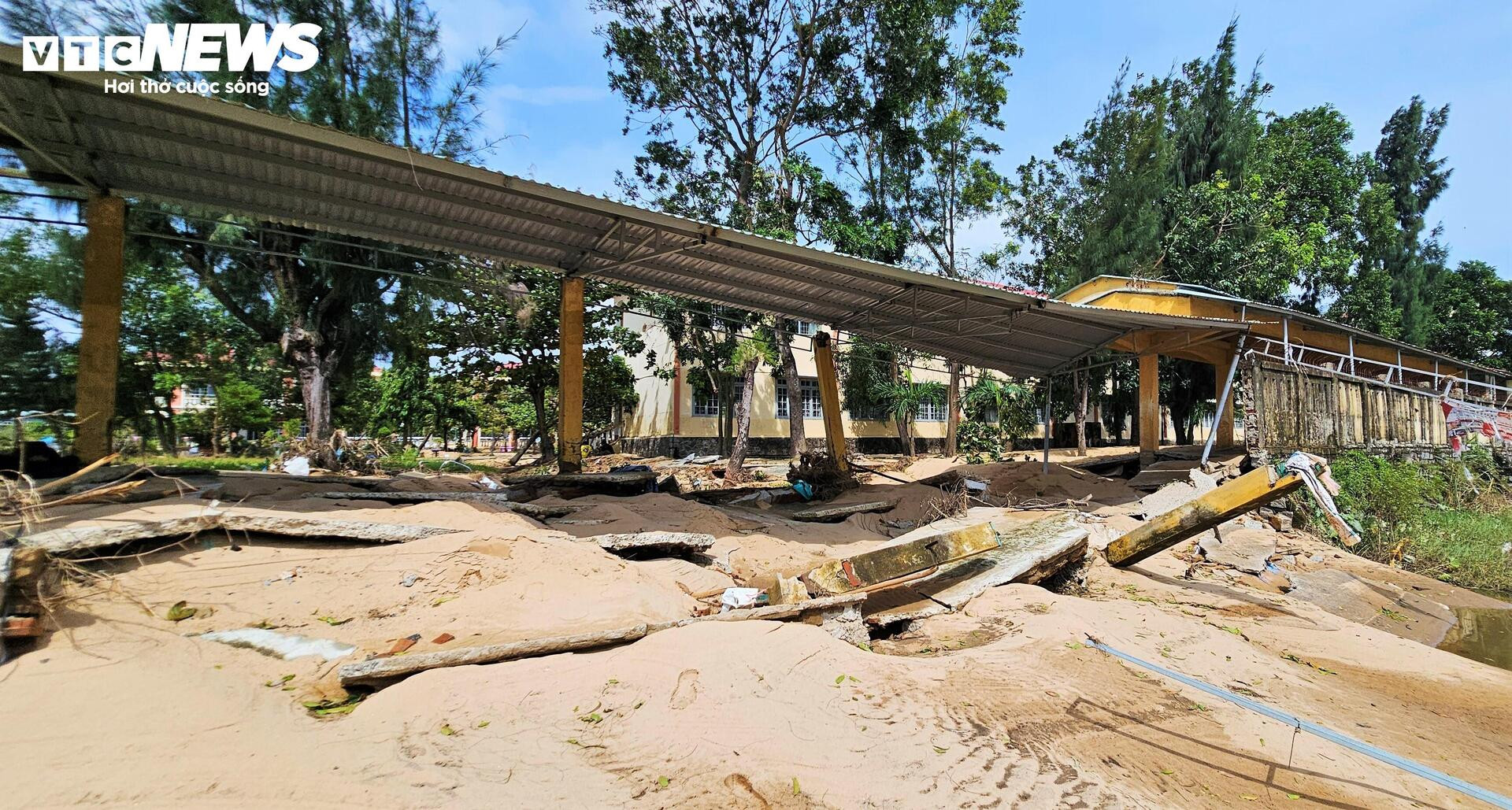 Trường học xác xơ sau lũ lịch sử, sách vở ngập bùn- Ảnh 3.