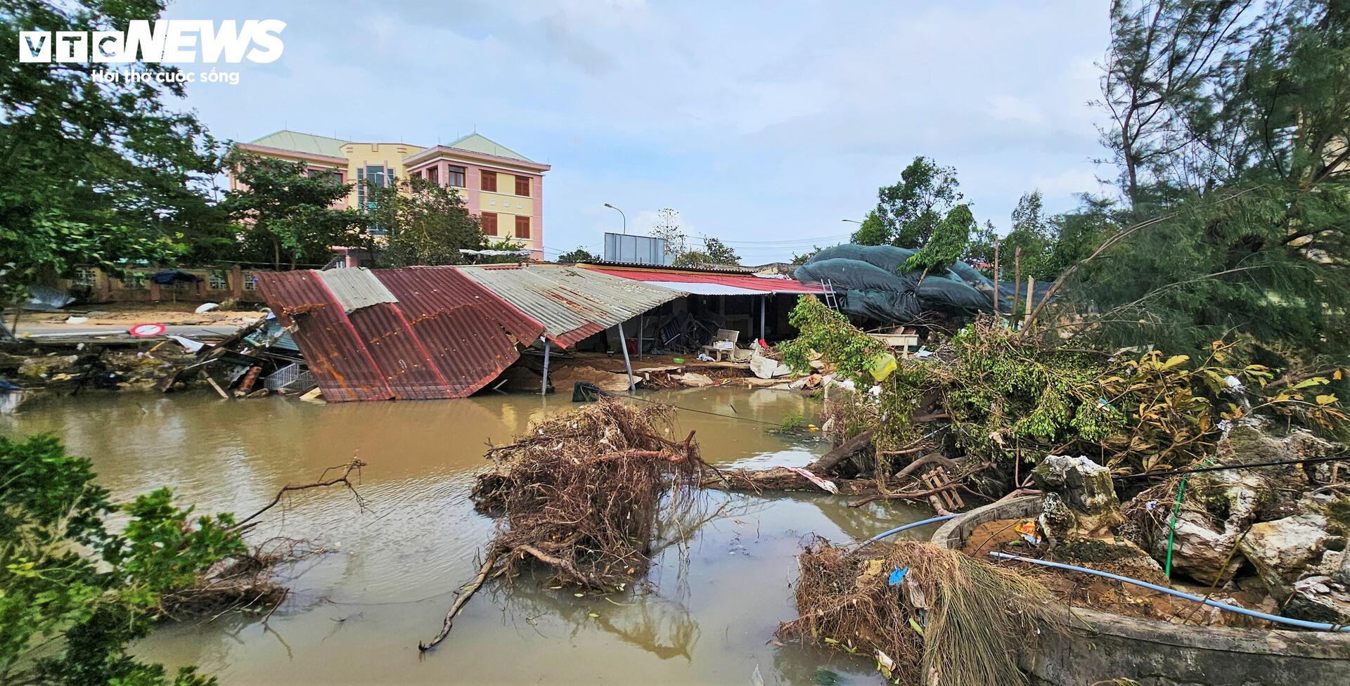 Trường học xác xơ sau lũ lịch sử, sách vở ngập bùn- Ảnh 4.