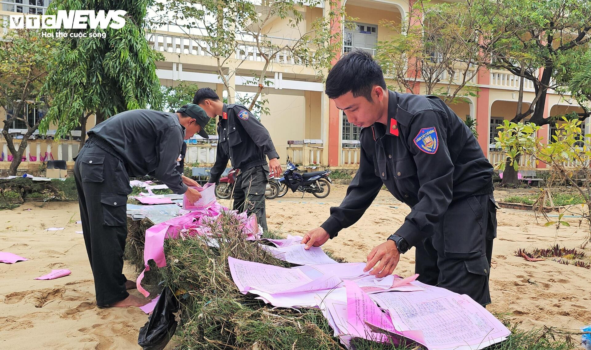 Trường học xác xơ sau lũ lịch sử, sách vở ngập bùn- Ảnh 12.