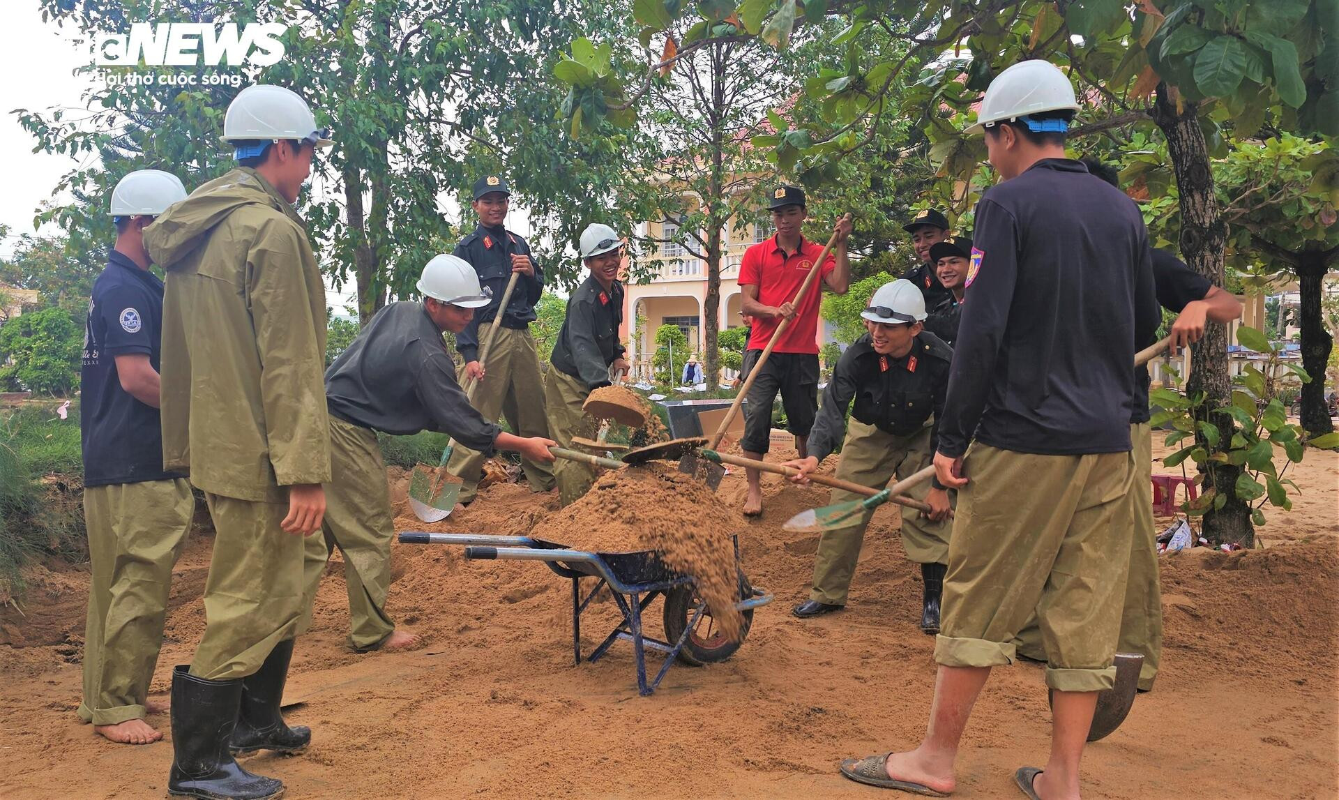 Trường học xác xơ sau lũ lịch sử, sách vở ngập bùn- Ảnh 11.