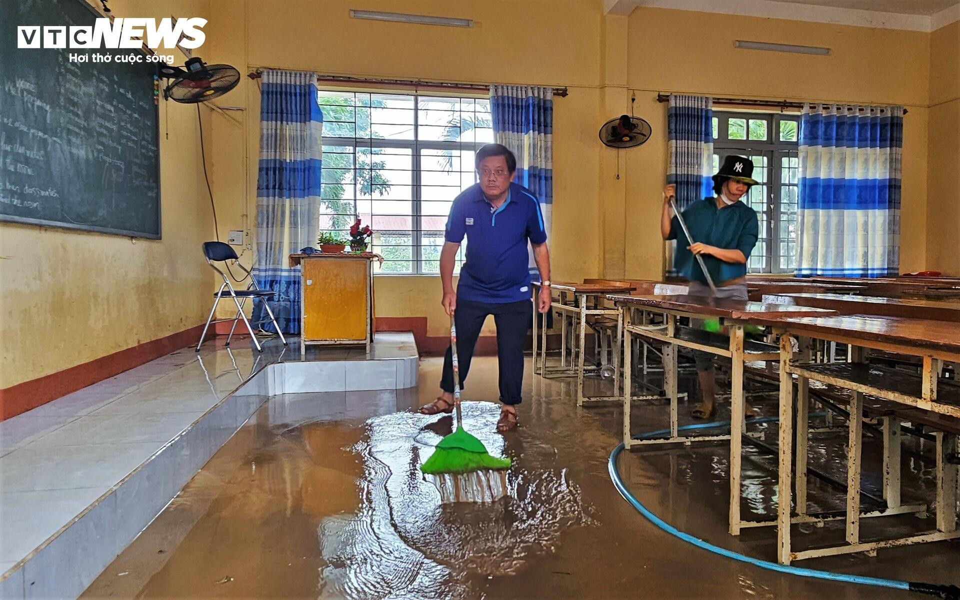 Trường học xác xơ sau lũ lịch sử, sách vở ngập bùn- Ảnh 9.