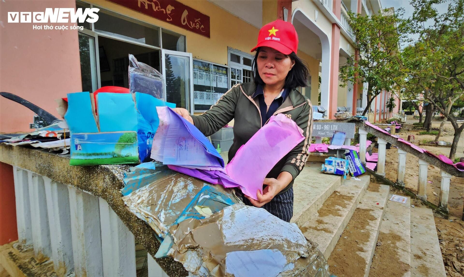 Trường học xác xơ sau lũ lịch sử, sách vở ngập bùn- Ảnh 10.