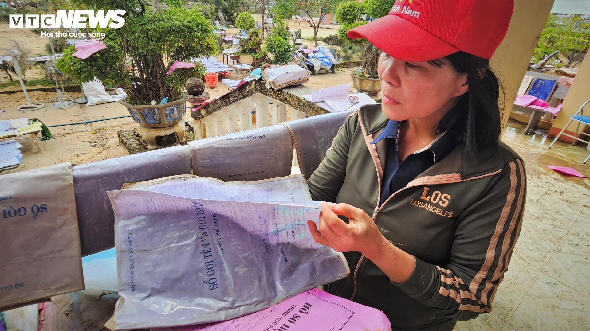 Trường học xác xơ sau lũ lịch sử, sách vở ngập bùn- Ảnh 13.