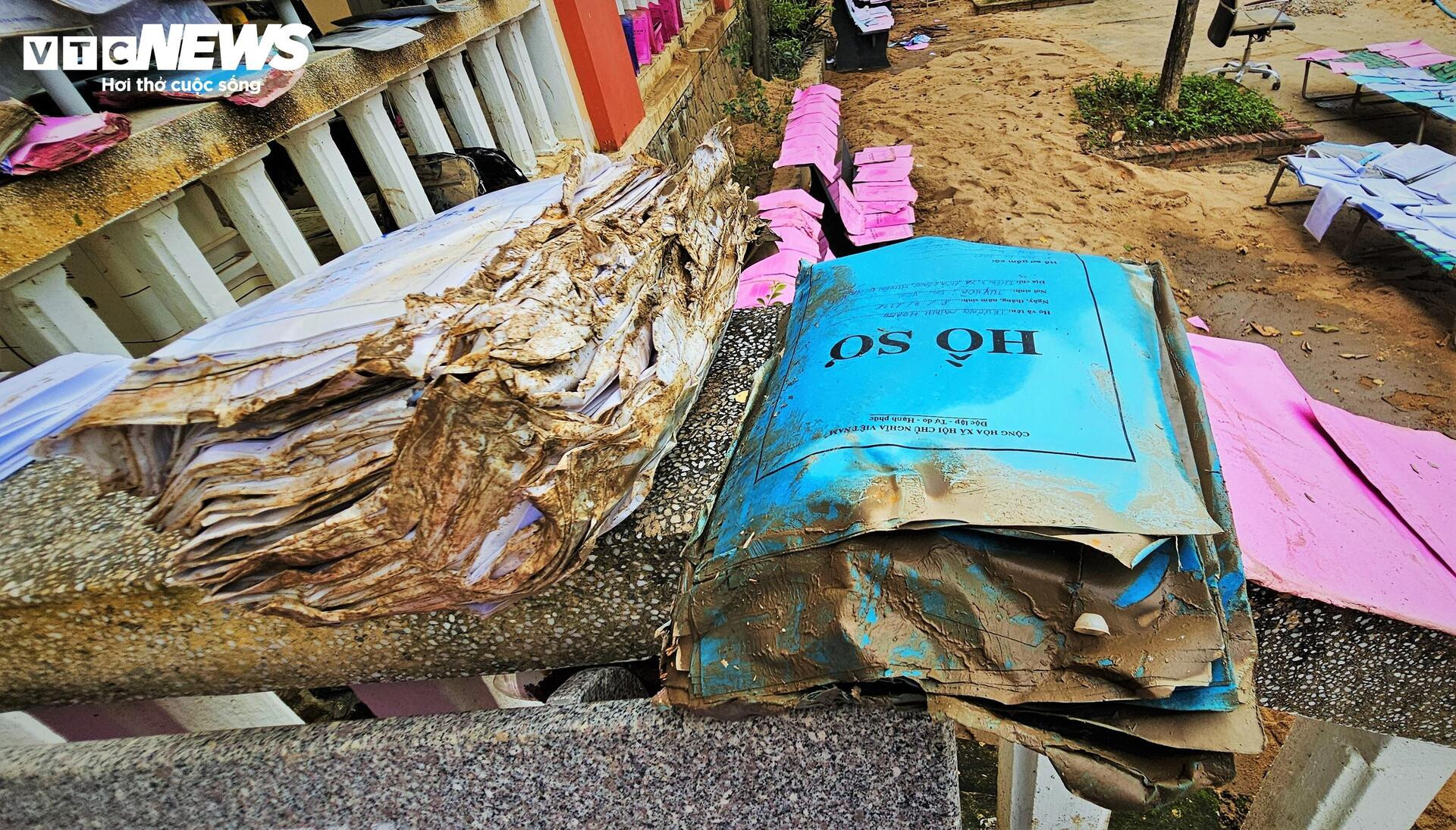Trường học xác xơ sau lũ lịch sử, sách vở ngập bùn- Ảnh 6.
