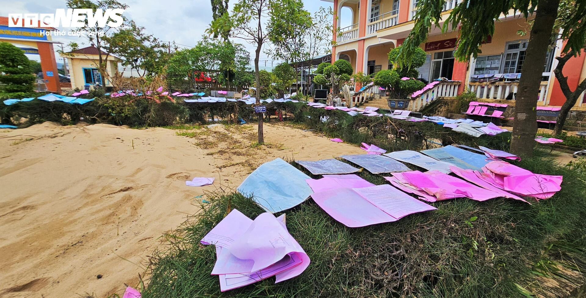 Trường học xác xơ sau lũ lịch sử, sách vở ngập bùn- Ảnh 8.