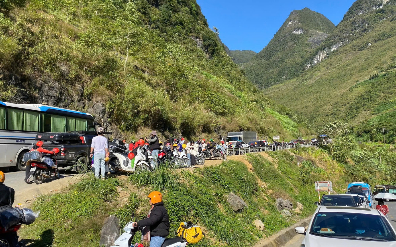 Gen Z rủ nhau lên núi săn mây, ngắm hoa tam giác mạch- Ảnh 4.