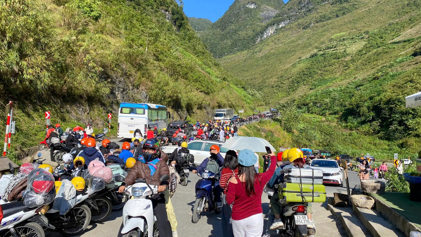 Gen Z rủ nhau lên núi săn mây, ngắm hoa tam giác mạch- Ảnh 5.