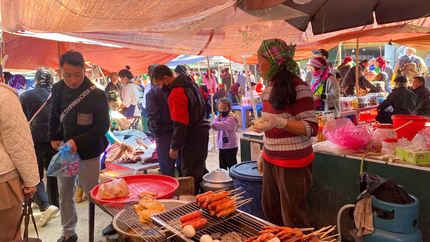 Gen Z rủ nhau lên núi săn mây, ngắm hoa tam giác mạch- Ảnh 12.