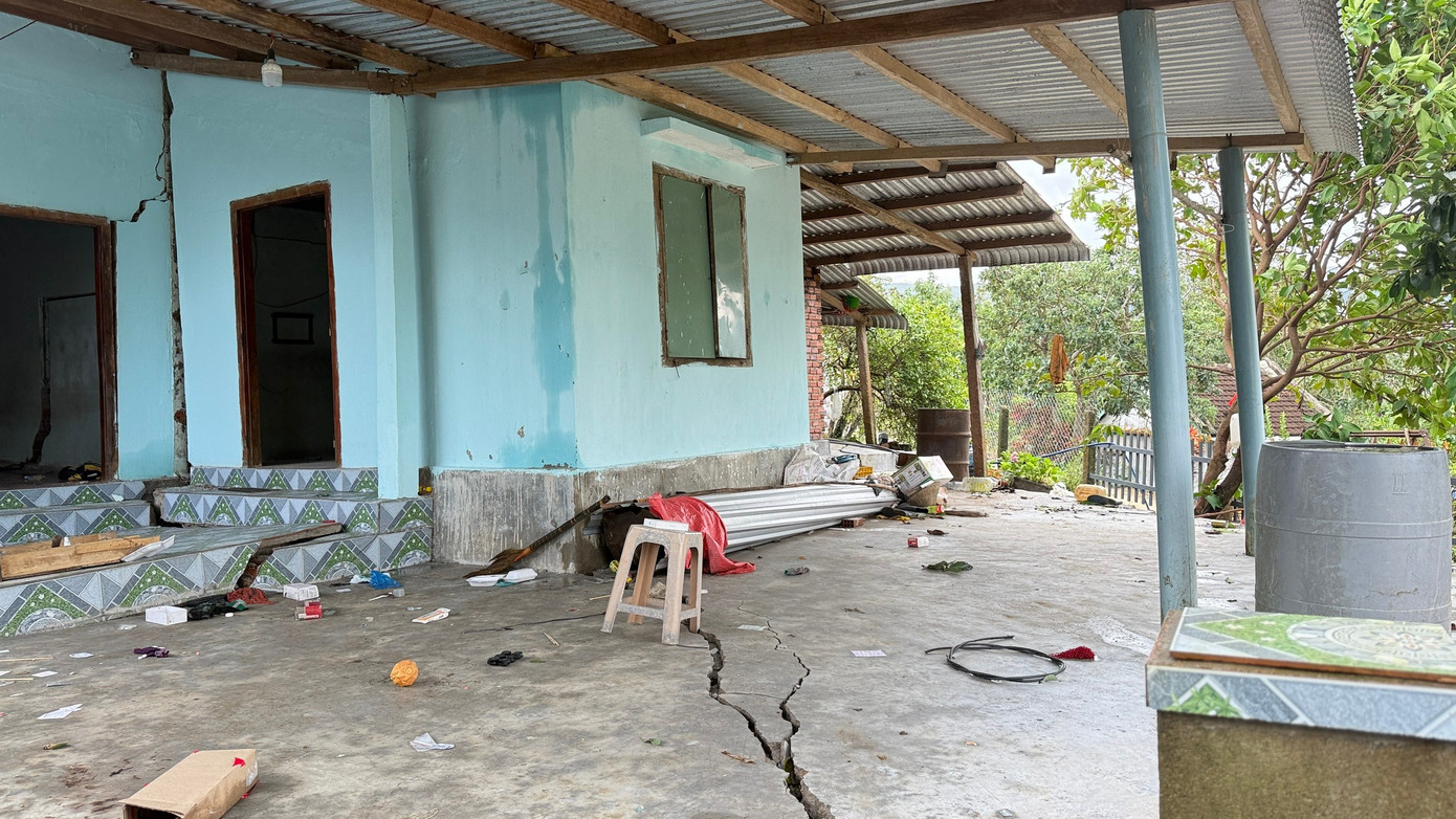 Hiện trường sạt lở nghiêm trọng, nhà cửa nứt toác ở Đắk Lắk- Ảnh 1.