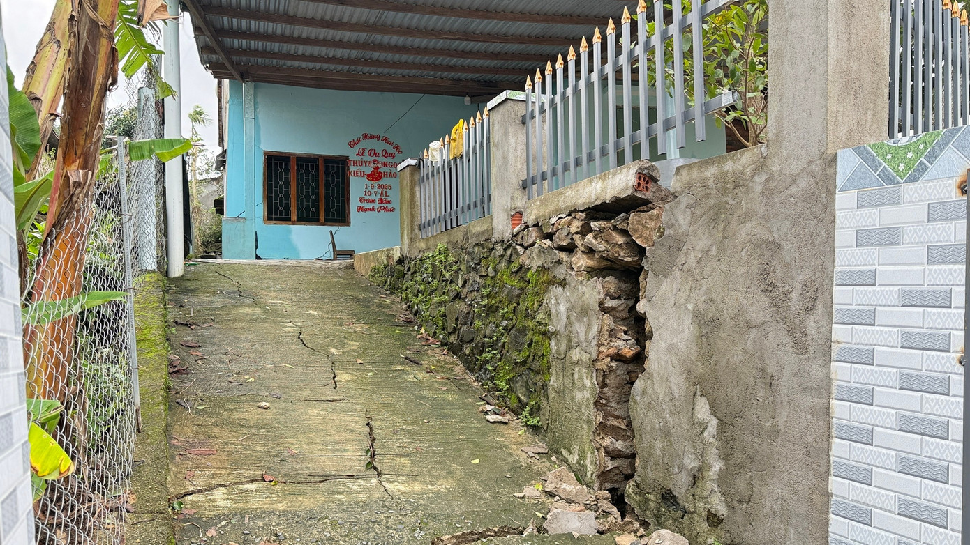 Hiện trường sạt lở nghiêm trọng, nhà cửa nứt toác ở Đắk Lắk- Ảnh 3.