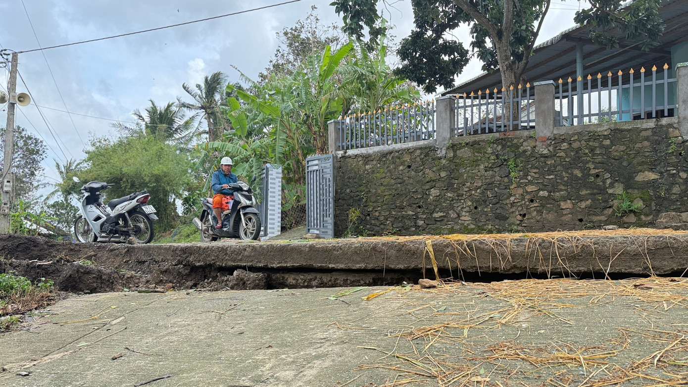 Hiện trường sạt lở nghiêm trọng, nhà cửa nứt toác ở Đắk Lắk- Ảnh 4.