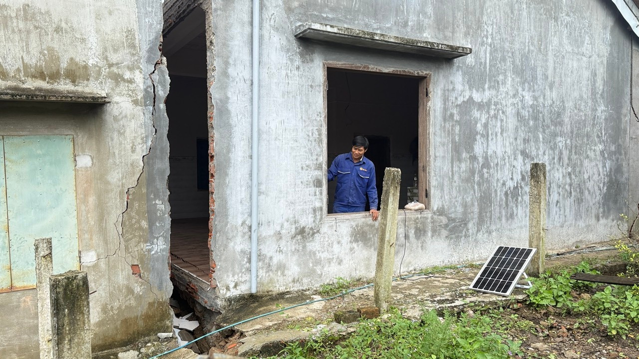 Hiện trường sạt lở nghiêm trọng, nhà cửa nứt toác ở Đắk Lắk- Ảnh 2.