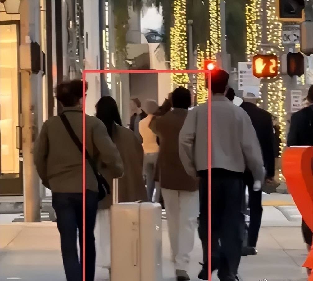 Clip: Ca sĩ quốc dân hẹn hò thiên kim tiểu thư kém 20 tuổi ở Mỹ- Ảnh 1.