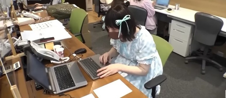 Chàng trai mặc đồ nữ, làm nghề "kém danh giá" để chống lại sự kiểm soát của mẹ- Ảnh 3.