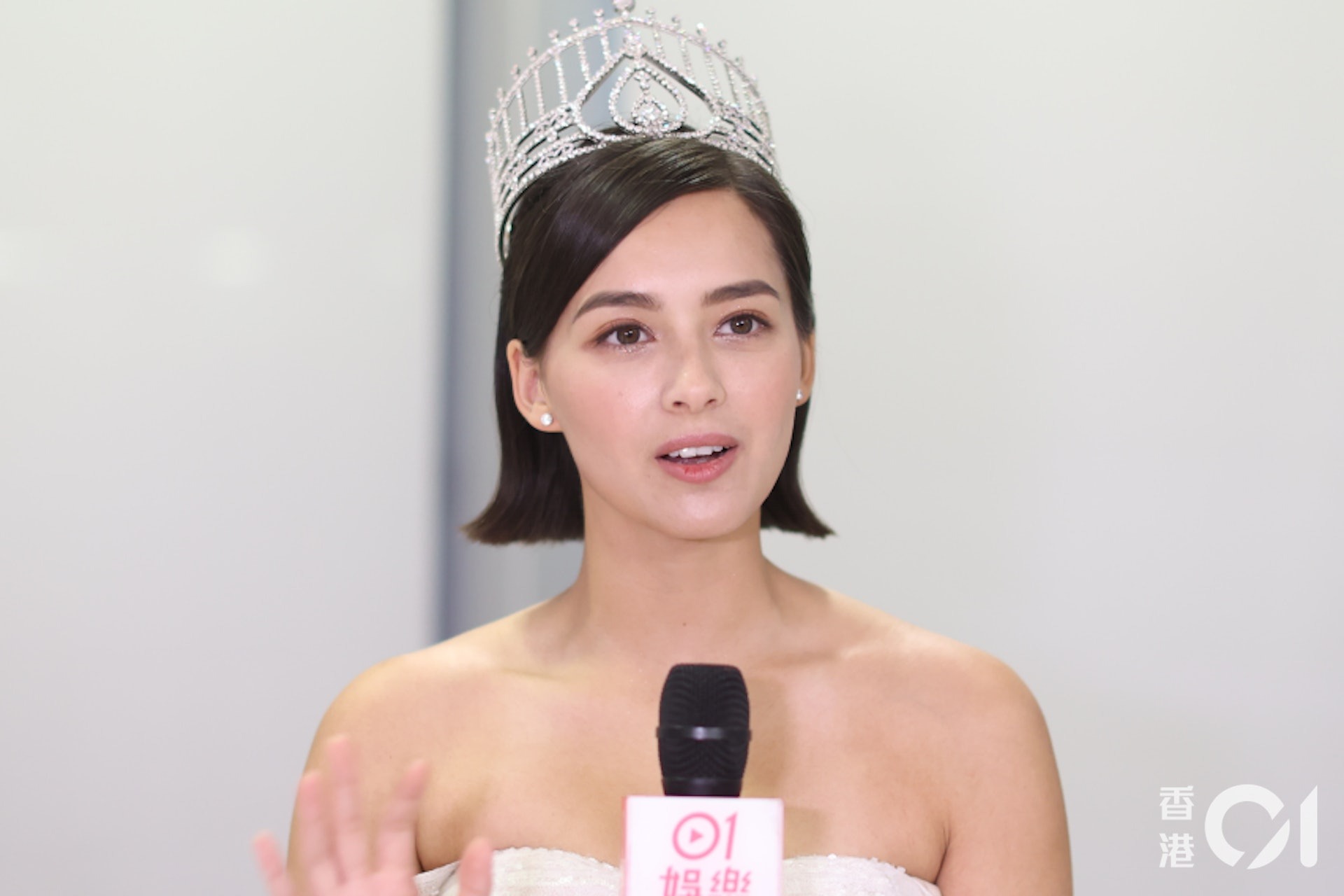 "Hoa hậu lai đẹp nhất showbiz" sốc nặng, khóc nghẹn tìm bà trong thảm họa cháy chung cư ở Hong Kong (Trung Quốc)- Ảnh 2.