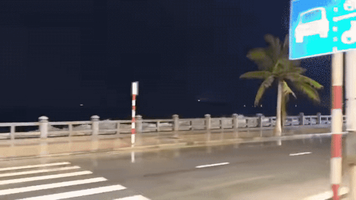 Ảnh, clip: Chuyện gì đã xảy ra với sóng biển Nha Trang trước bão số 15 Koto?- Ảnh 2.