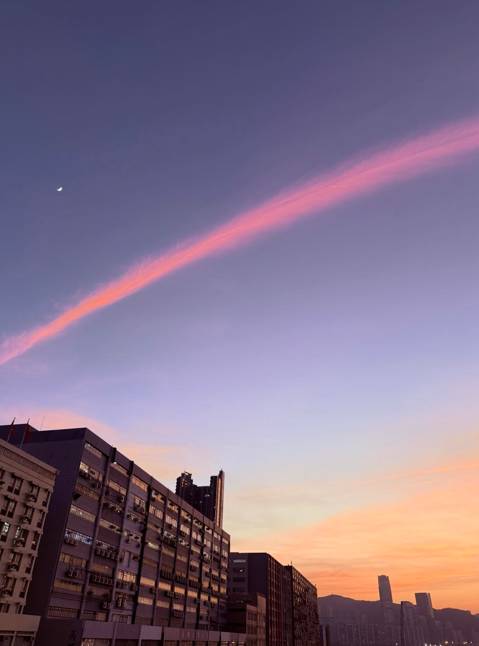 "Cây cầu lạ" xuất hiện trên bầu trời Hong Kong (Trung Quốc) sau 3 tiếng vụ cháy như tận thế- Ảnh 6. "Cây cầu lạ" xuất hiện trên bầu trời Hong Kong (Trung Quốc) sau 3 tiếng vụ cháy như tận thế- Ảnh 6.