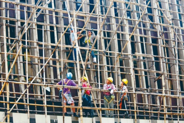 Cận cảnh giàn giáo làm bằng tre bên ngoài tòa chung cư hàng chục tầng: Vì sao đến giờ vẫn được sử dụng?- Ảnh 6. Cận cảnh giàn giáo làm bằng tre bên ngoài tòa chung cư hàng chục tầng: Vì sao đến giờ vẫn được sử dụng?- Ảnh 6.