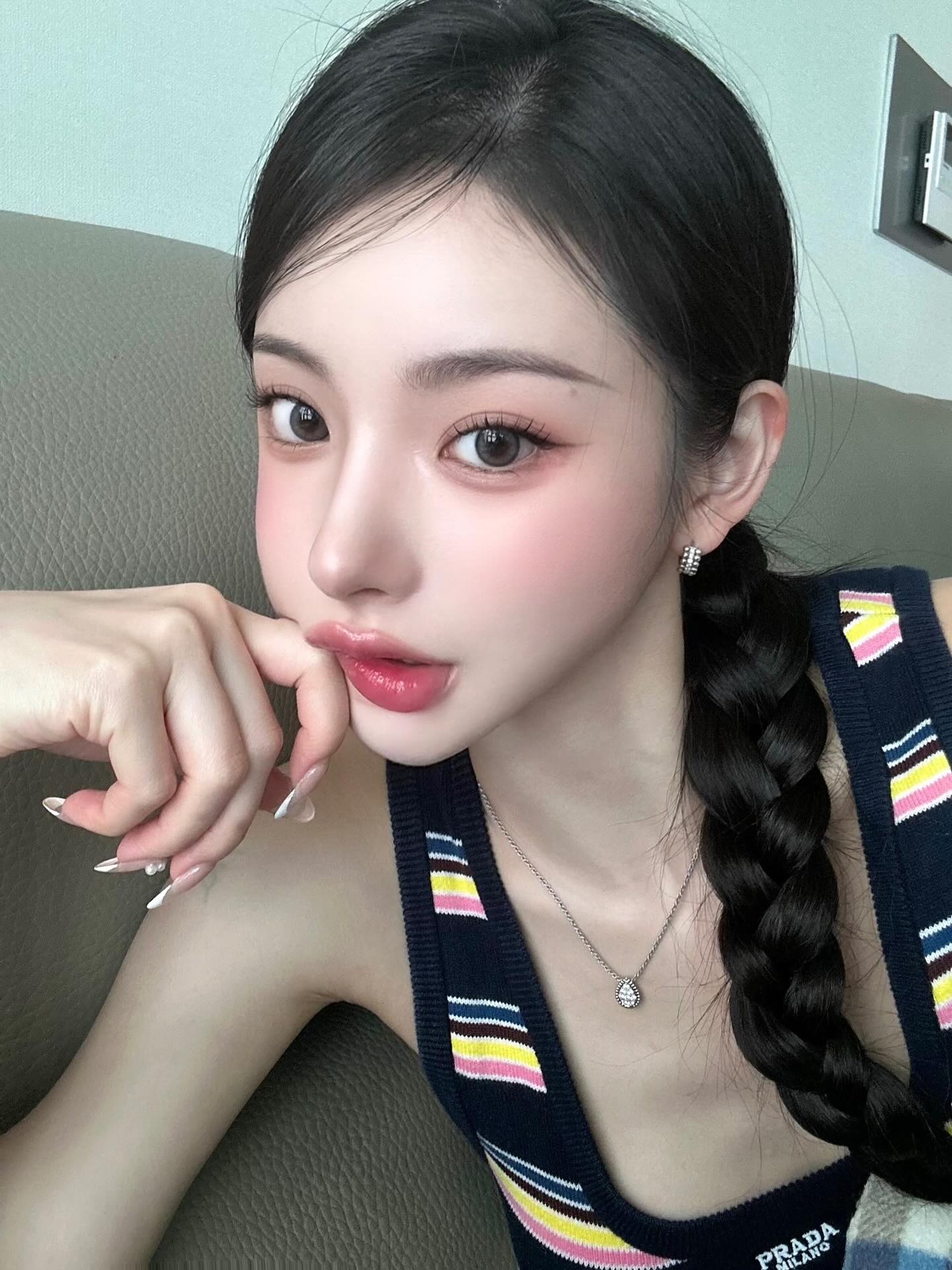 Một hot girl mạng lộ video mặt thật, netizen khuyên dừng ngay việc chỉnh sửa- Ảnh 8. Một hot girl mạng lộ video mặt thật, netizen khuyên dừng ngay việc chỉnh sửa- Ảnh 8.