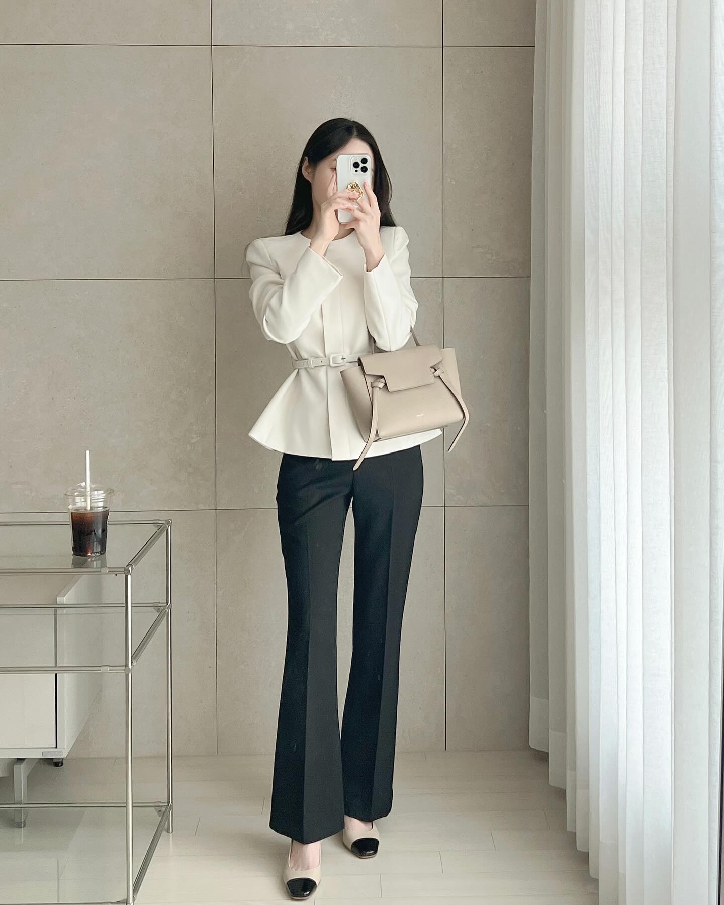 5 item kết hợp hoàn hảo với áo trắng, mặc đẹp chưa bao giờ đơn giản đến thế- Ảnh 9. 5 item kết hợp hoàn hảo với áo trắng, mặc đẹp chưa bao giờ đơn giản đến thế- Ảnh 9.