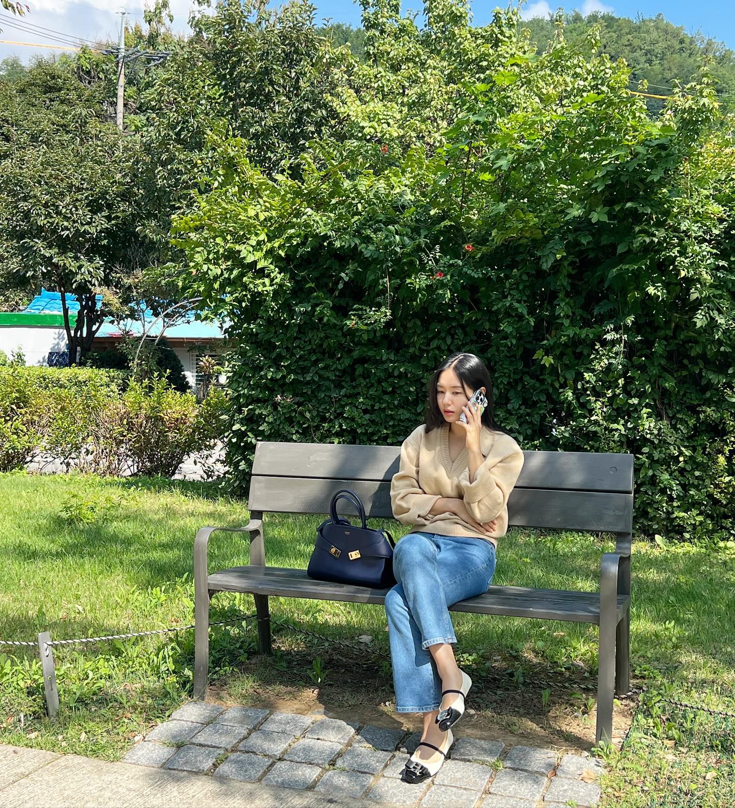 Từ những item rất quen thuộc, sao nữ Hàn có 5 công thức trang phục siêu hack tuổi- Ảnh 7. Từ những item rất quen thuộc, sao nữ Hàn có 5 công thức trang phục siêu hack tuổi- Ảnh 7.