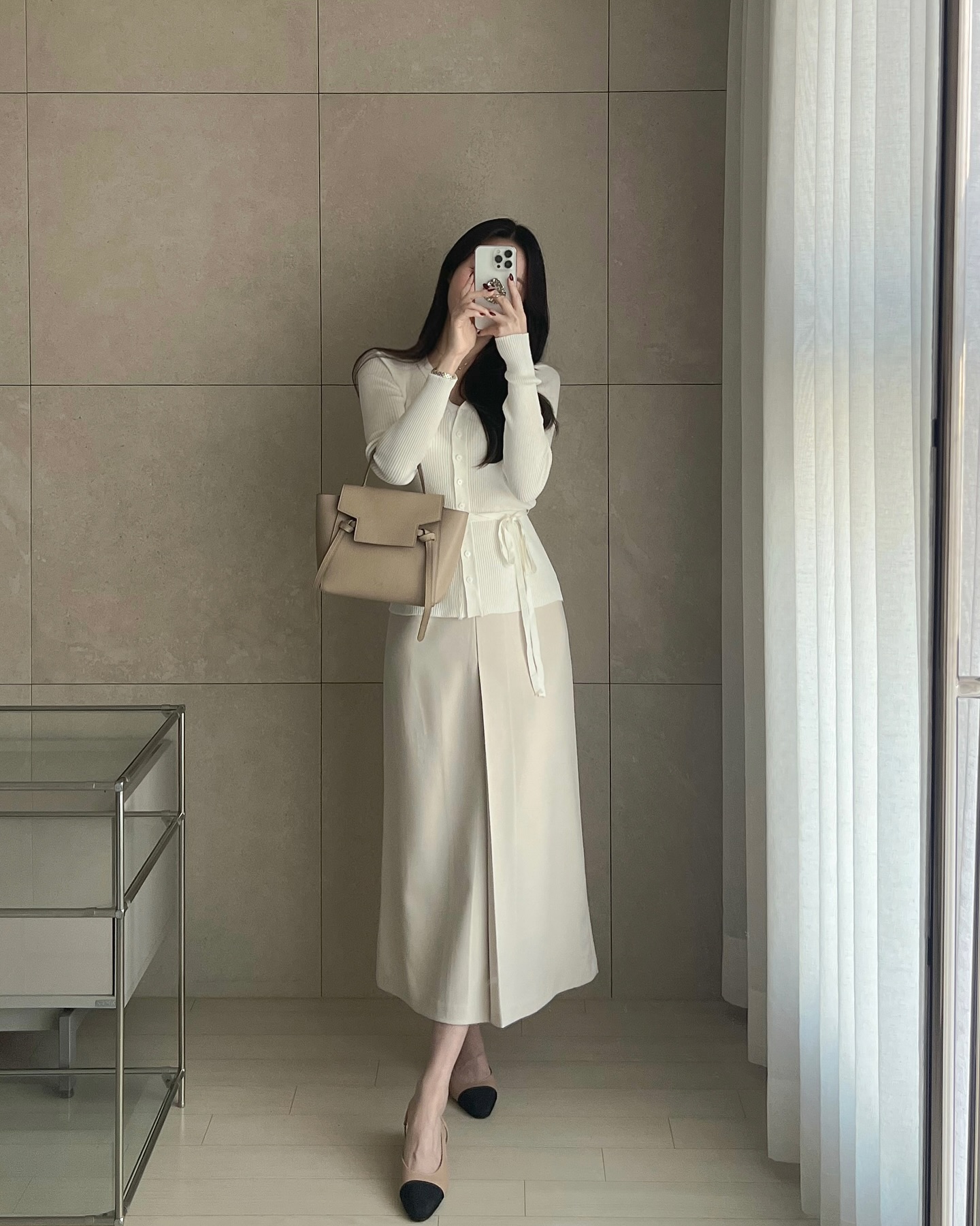 5 item kết hợp hoàn hảo với áo trắng, mặc đẹp chưa bao giờ đơn giản đến thế- Ảnh 2. 5 item kết hợp hoàn hảo với áo trắng, mặc đẹp chưa bao giờ đơn giản đến thế- Ảnh 2.