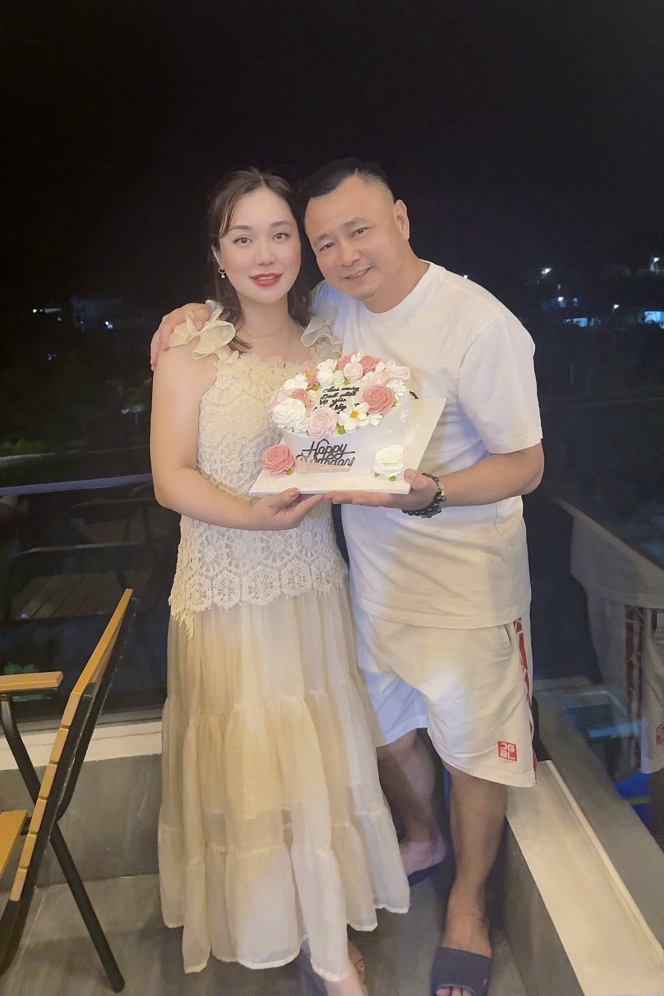 "Tình yêu" kém 12 tuổi của Giám đốc Nhà hát Chèo Quân đội là ai?- Ảnh 4. "Tình yêu" kém 12 tuổi của Giám đốc Nhà hát Chèo Quân đội là ai?- Ảnh 4.