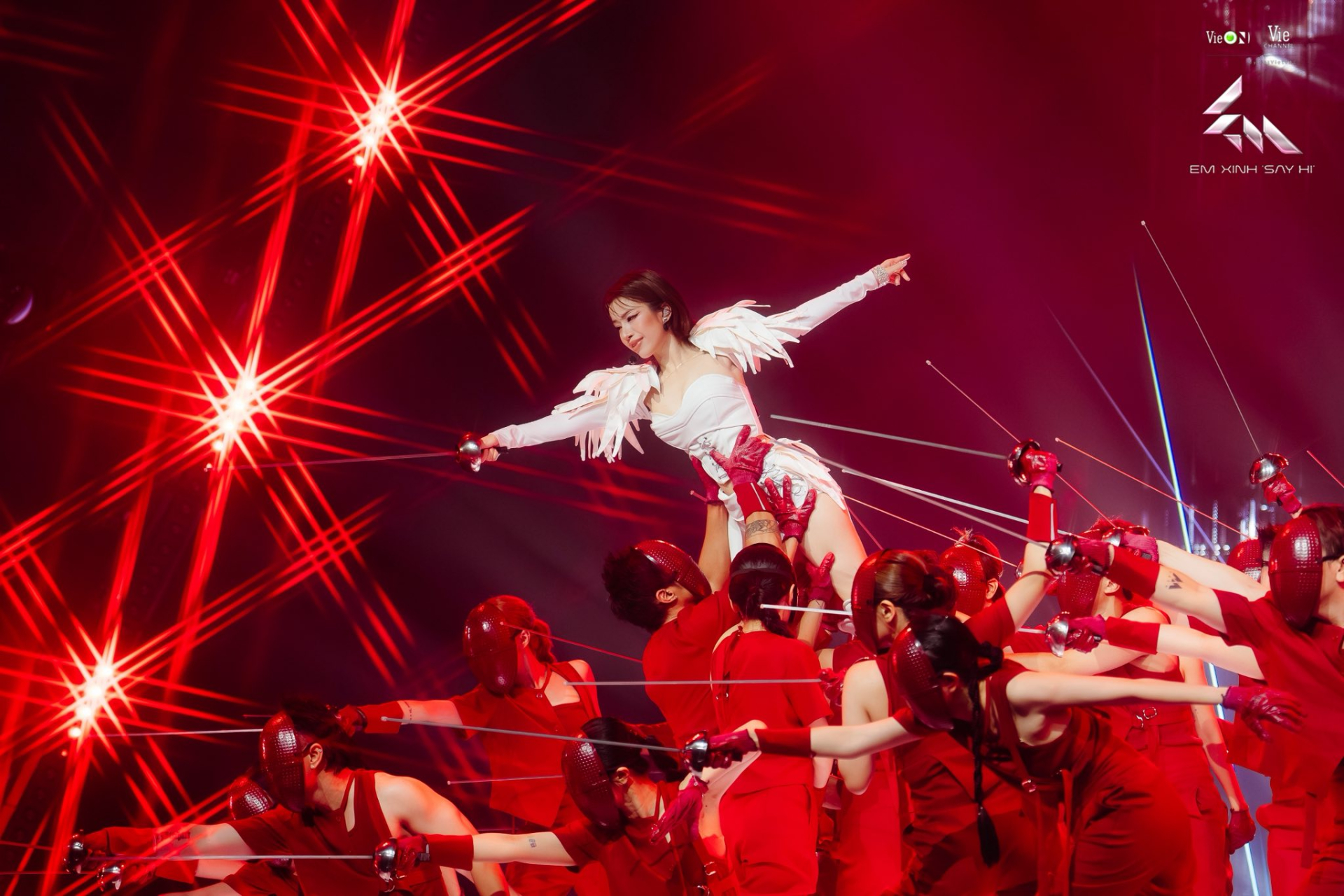 Thượng uý Quân đội là nữ thần mở màn concert quốc gia, giọng hát lấn át 29 nghệ sĩ- Ảnh 4.