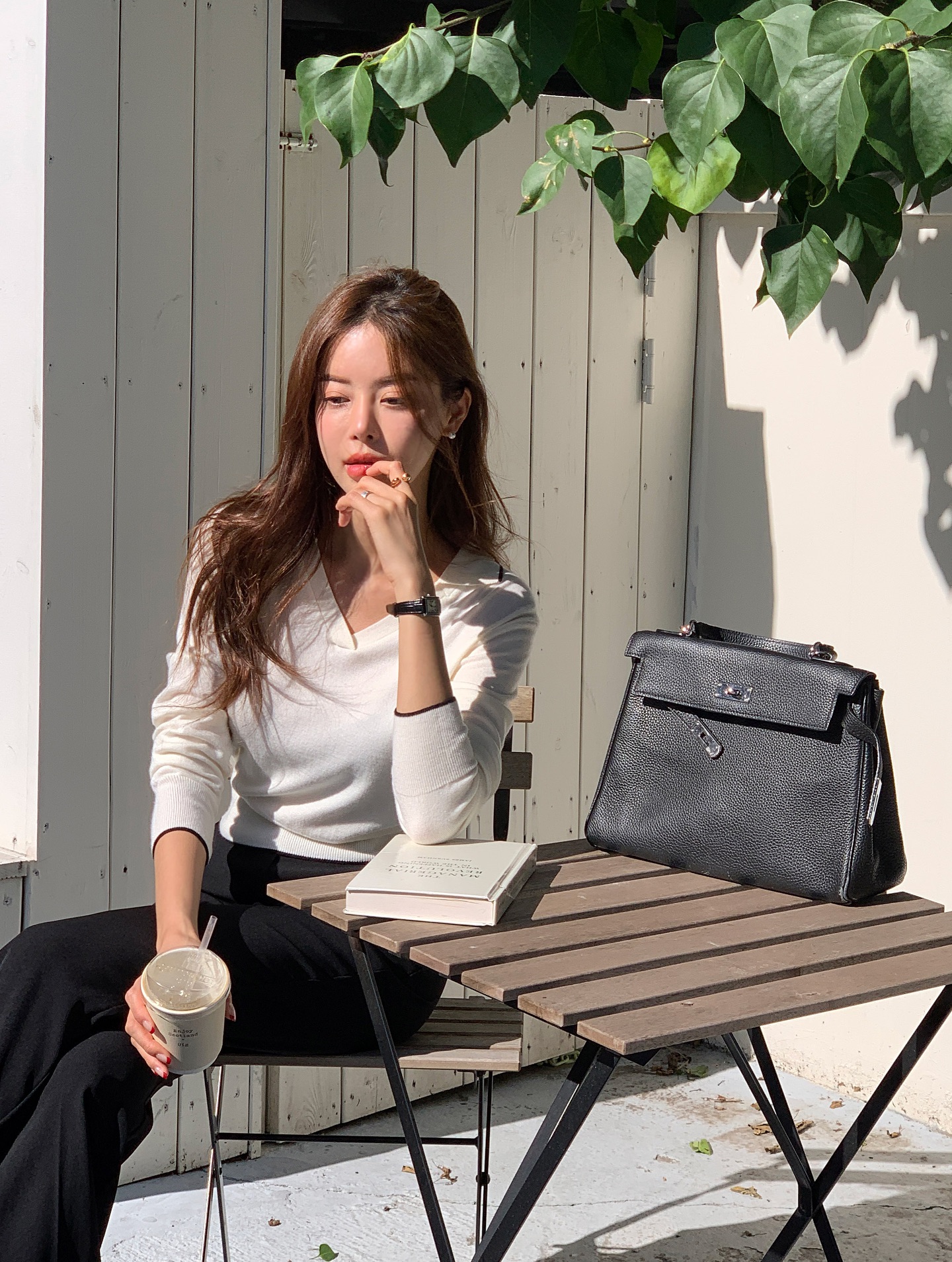 5 item kết hợp hoàn hảo với áo trắng, mặc đẹp chưa bao giờ đơn giản đến thế- Ảnh 8. 5 item kết hợp hoàn hảo với áo trắng, mặc đẹp chưa bao giờ đơn giản đến thế- Ảnh 8.