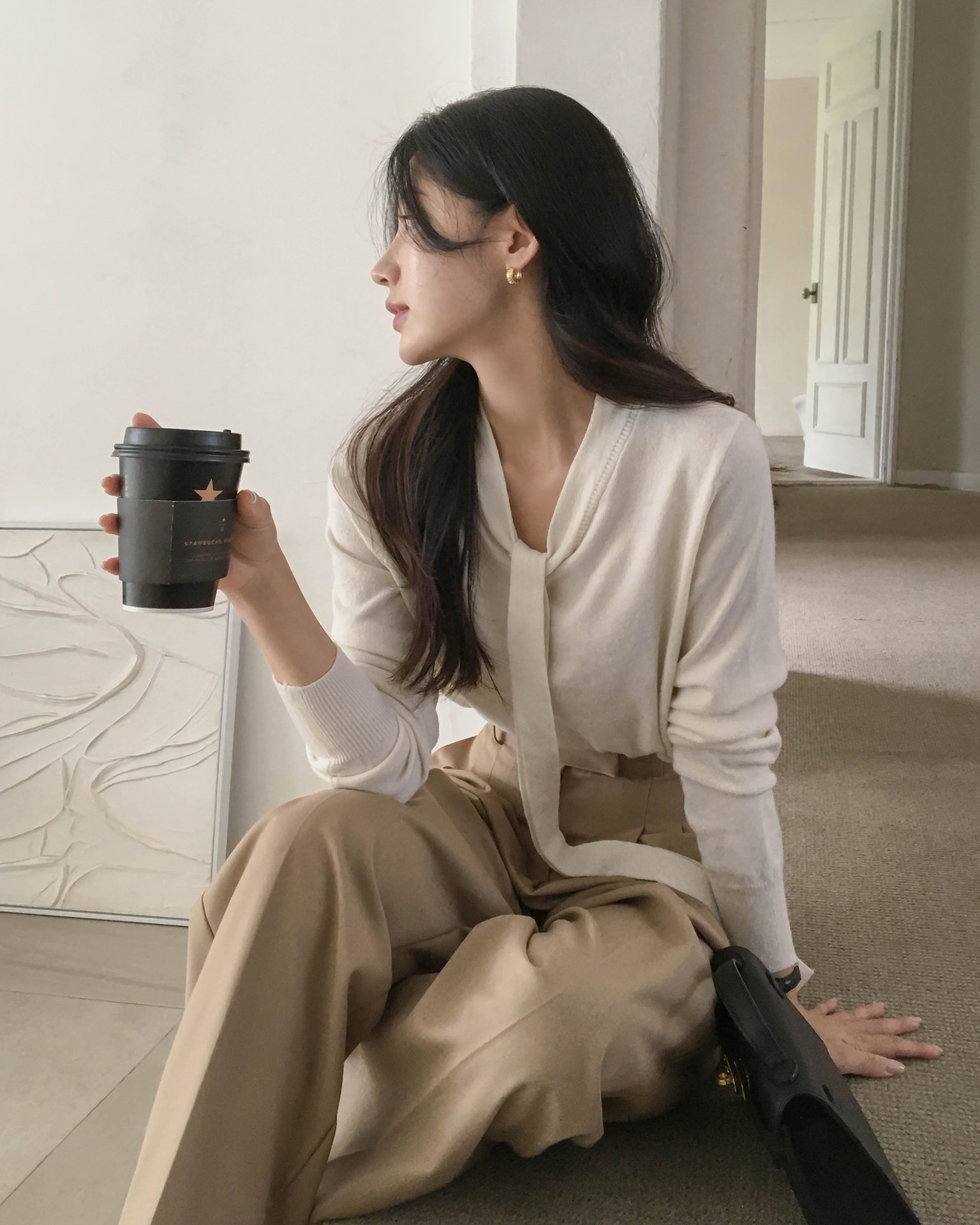 5 item kết hợp hoàn hảo với áo trắng, mặc đẹp chưa bao giờ đơn giản đến thế- Ảnh 13. 5 item kết hợp hoàn hảo với áo trắng, mặc đẹp chưa bao giờ đơn giản đến thế- Ảnh 13.