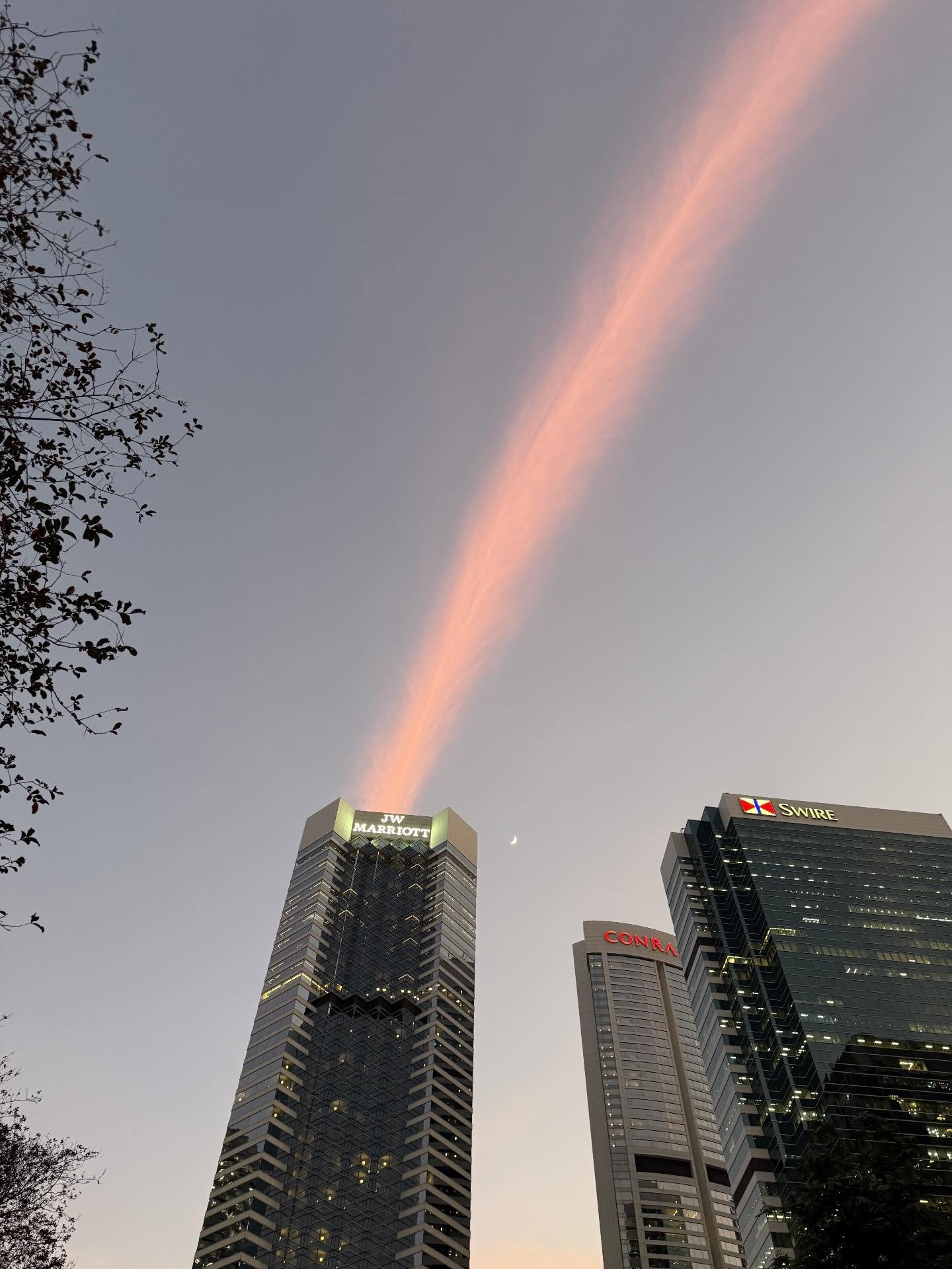 "Cây cầu lạ" xuất hiện trên bầu trời Hong Kong (Trung Quốc) sau 3 tiếng vụ cháy như tận thế- Ảnh 7. "Cây cầu lạ" xuất hiện trên bầu trời Hong Kong (Trung Quốc) sau 3 tiếng vụ cháy như tận thế- Ảnh 7.