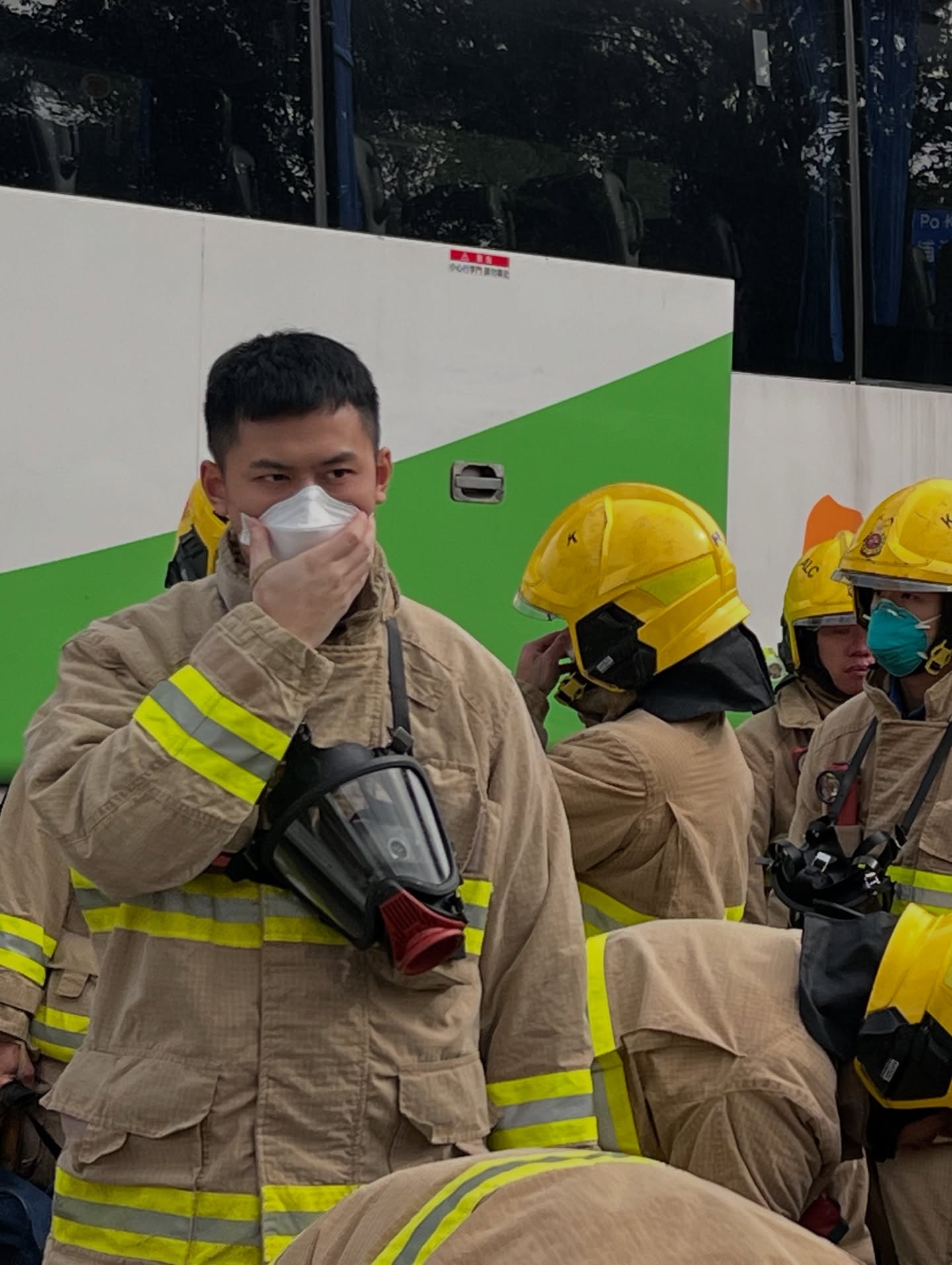 Đau lòng với điều nhìn thấy bên dưới lớp đồ bảo hộ của lính cứu hỏa trong vụ cháy chung cư tồi tệ nhất- Ảnh 5.