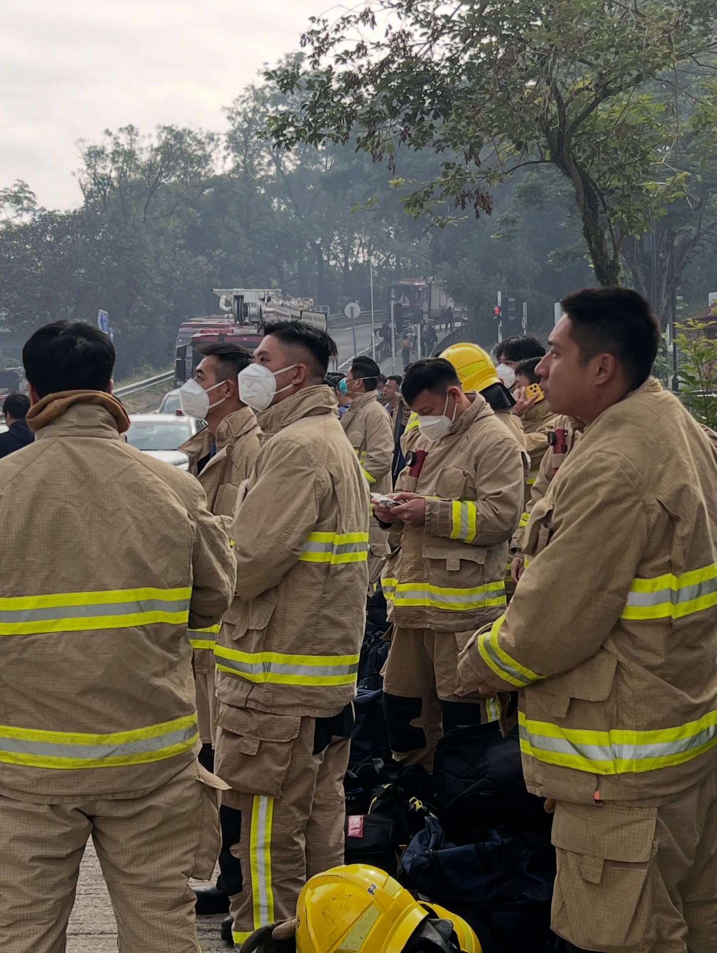 Đau lòng với điều nhìn thấy bên dưới lớp đồ bảo hộ của lính cứu hỏa trong vụ cháy chung cư tồi tệ nhất- Ảnh 6.