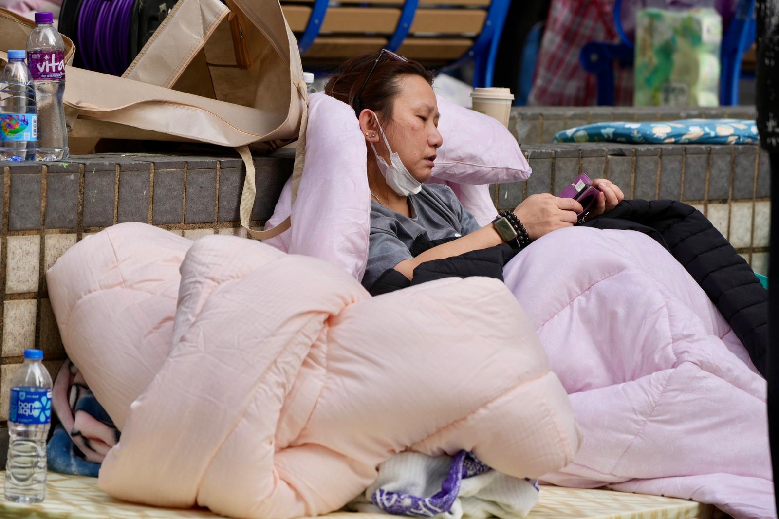 “Không còn gì cả”: Người dân Hong Kong (Trung Quốc) khốn khổ vì hỏa hoạn, hàng ngàn người lâm vào cảnh màn trời chiếu đất- Ảnh 6. “Không còn gì cả”: Người dân Hong Kong (Trung Quốc) khốn khổ vì hỏa hoạn, hàng ngàn người lâm vào cảnh màn trời chiếu đất- Ảnh 6.