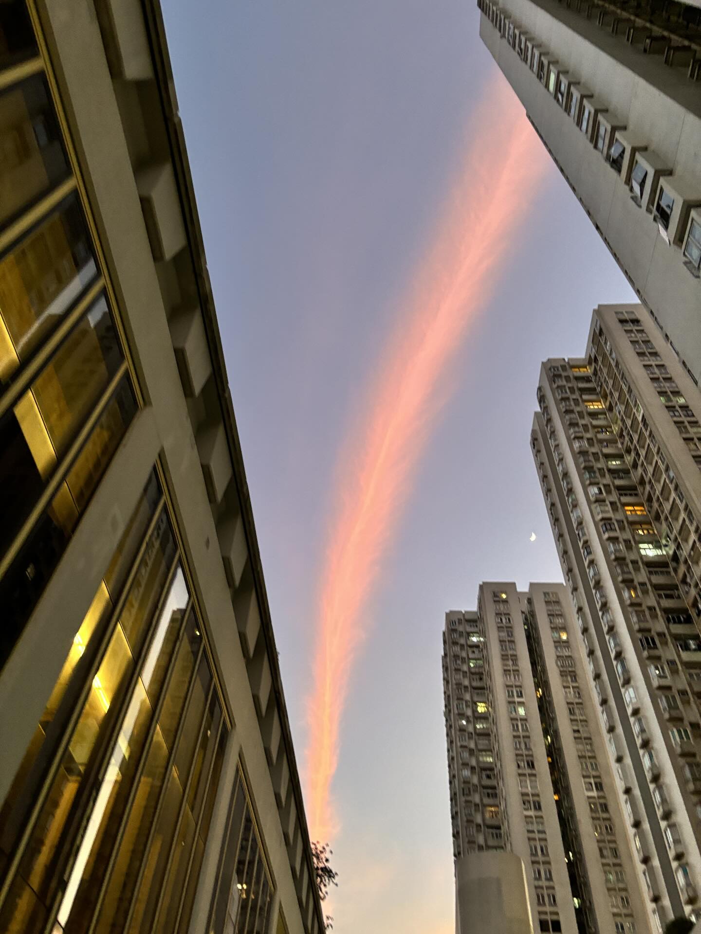 "Cây cầu lạ" xuất hiện trên bầu trời Hong Kong (Trung Quốc) sau 3 tiếng vụ cháy như tận thế- Ảnh 4. "Cây cầu lạ" xuất hiện trên bầu trời Hong Kong (Trung Quốc) sau 3 tiếng vụ cháy như tận thế- Ảnh 4.