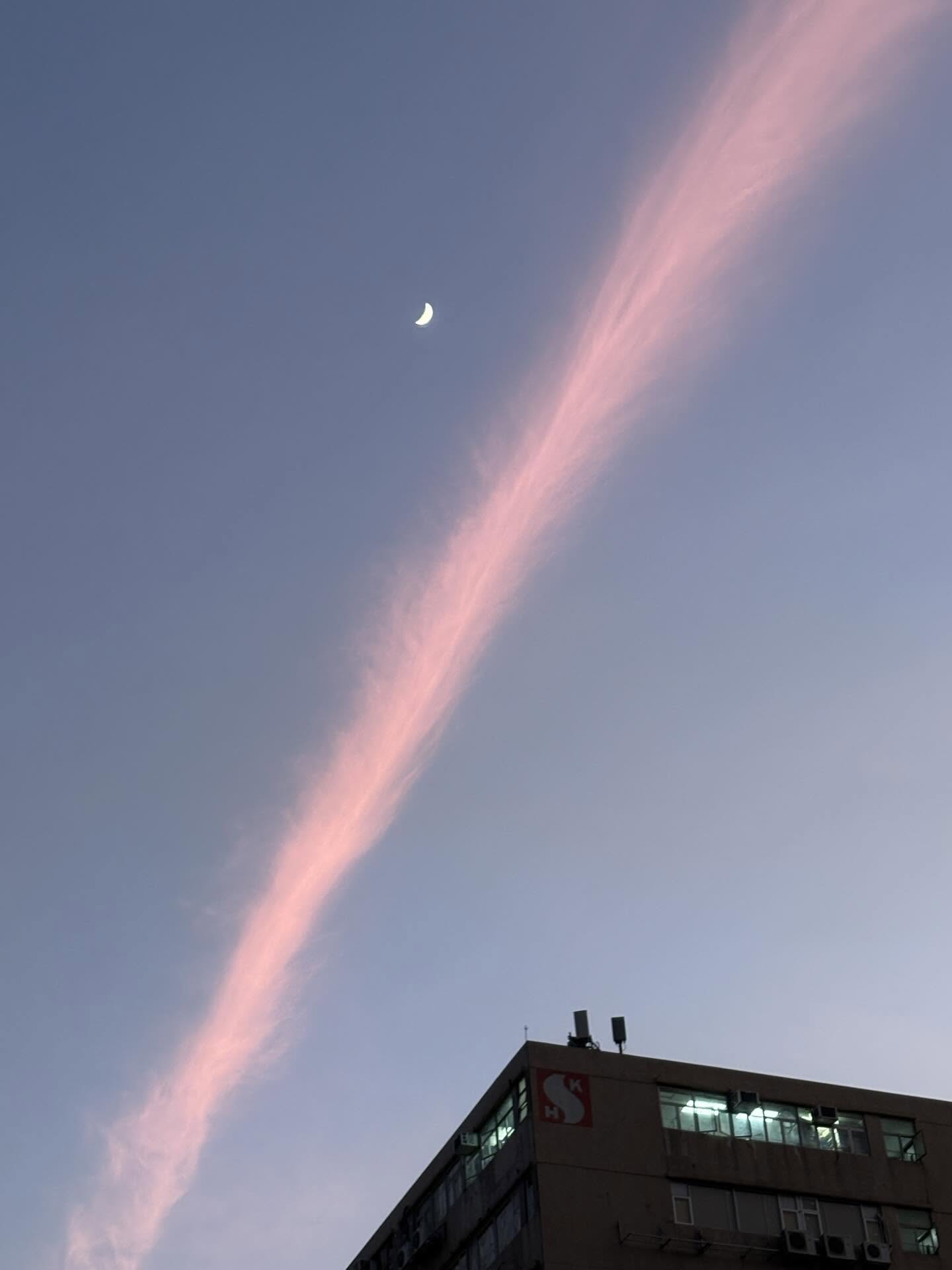 "Cây cầu lạ" xuất hiện trên bầu trời Hong Kong (Trung Quốc) sau 3 tiếng vụ cháy như tận thế- Ảnh 11. "Cây cầu lạ" xuất hiện trên bầu trời Hong Kong (Trung Quốc) sau 3 tiếng vụ cháy như tận thế- Ảnh 11.