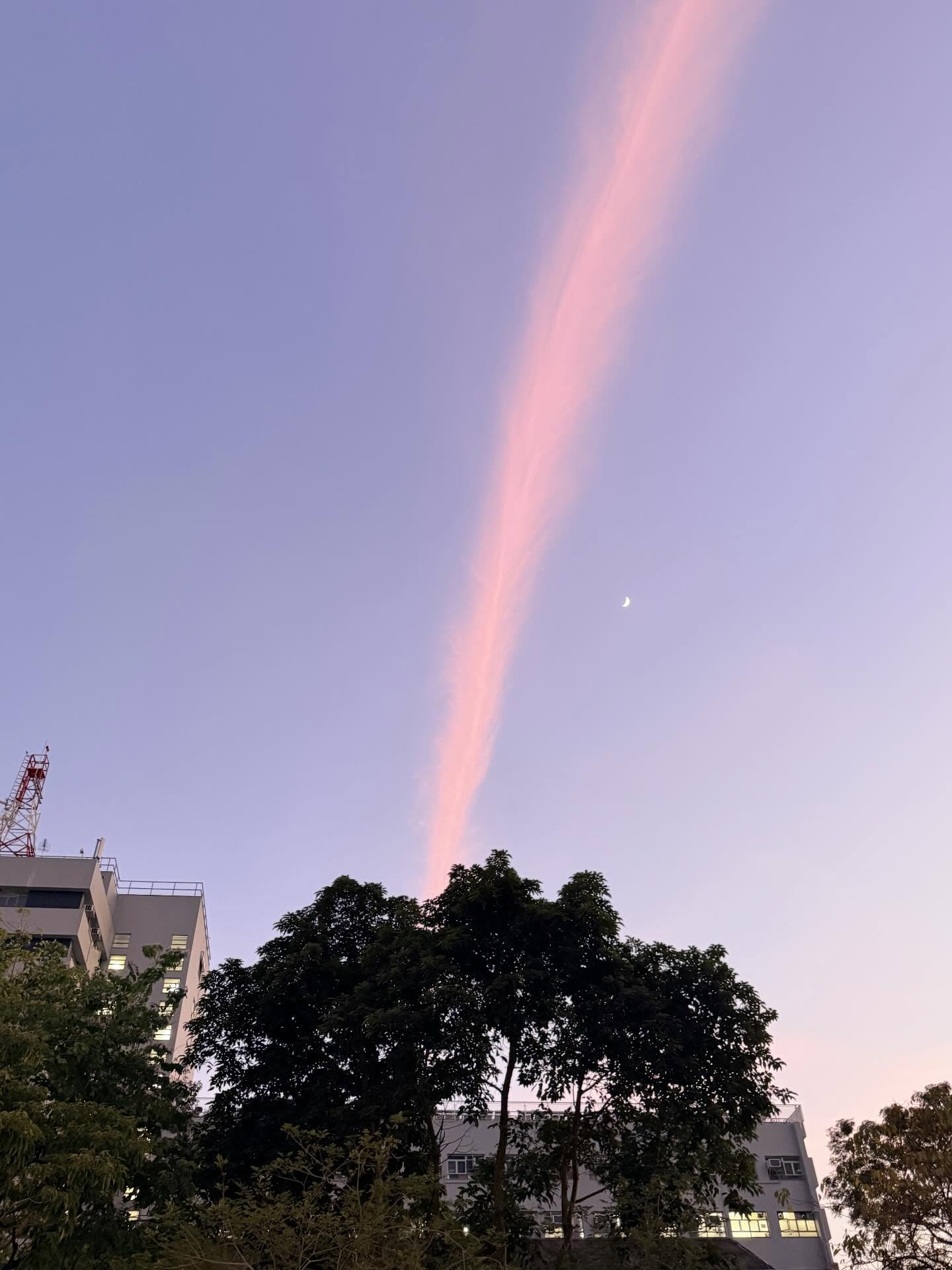 "Cây cầu lạ" xuất hiện trên bầu trời Hong Kong (Trung Quốc) sau 3 tiếng vụ cháy như tận thế- Ảnh 13. "Cây cầu lạ" xuất hiện trên bầu trời Hong Kong (Trung Quốc) sau 3 tiếng vụ cháy như tận thế- Ảnh 13.