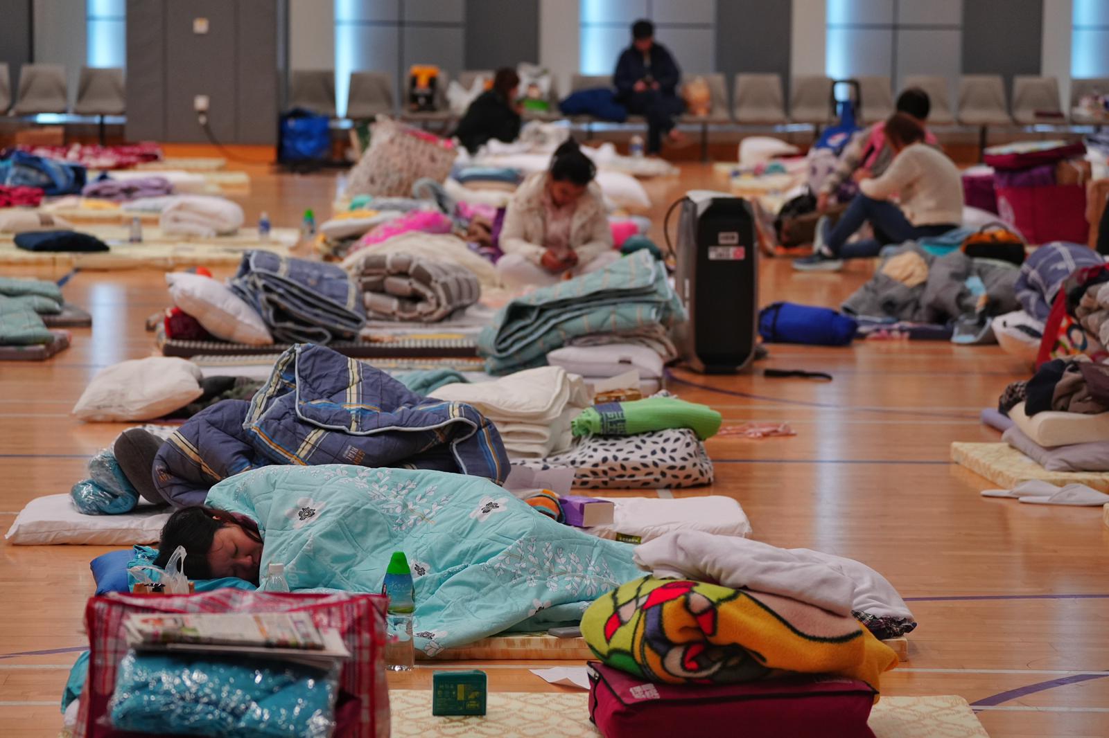 “Không còn gì cả”: Người dân Hong Kong (Trung Quốc) khốn khổ vì hỏa hoạn, hàng ngàn người lâm vào cảnh màn trời chiếu đất- Ảnh 8. “Không còn gì cả”: Người dân Hong Kong (Trung Quốc) khốn khổ vì hỏa hoạn, hàng ngàn người lâm vào cảnh màn trời chiếu đất- Ảnh 8.