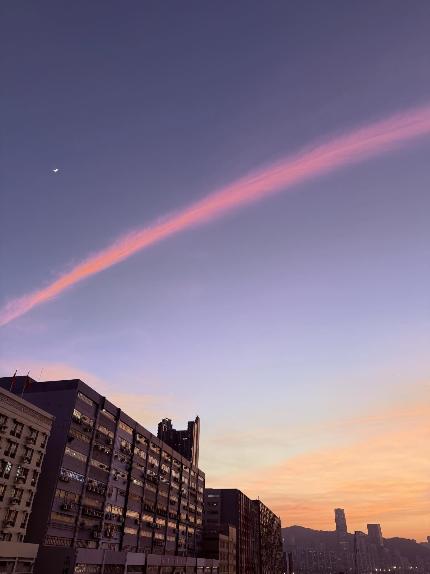 "Cây cầu lạ" xuất hiện trên bầu trời Hong Kong (Trung Quốc) sau 3 tiếng vụ cháy như tận thế- Ảnh 12. "Cây cầu lạ" xuất hiện trên bầu trời Hong Kong (Trung Quốc) sau 3 tiếng vụ cháy như tận thế- Ảnh 12.