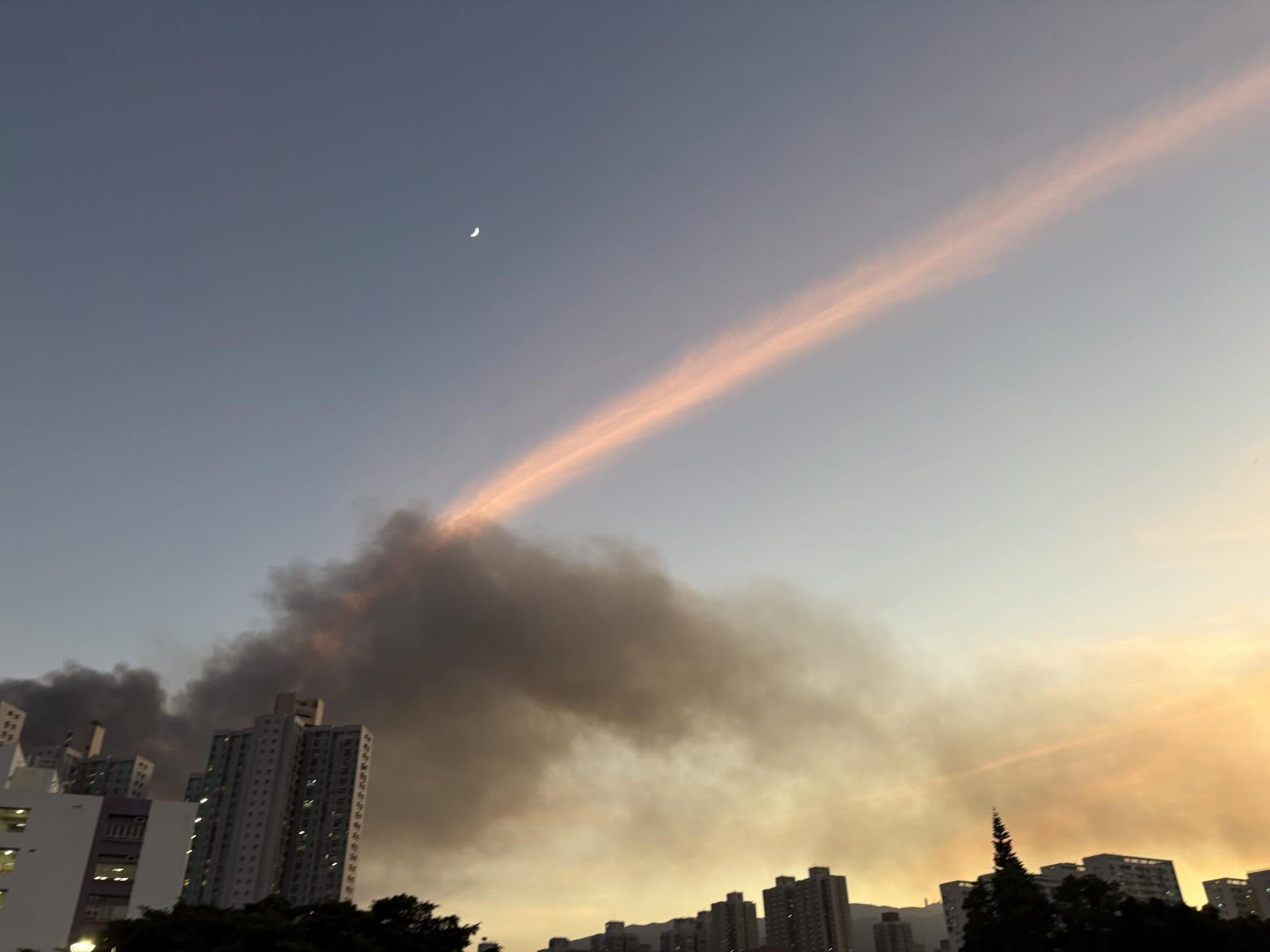 "Cây cầu lạ" xuất hiện trên bầu trời Hong Kong (Trung Quốc) sau 3 tiếng vụ cháy như tận thế- Ảnh 8. "Cây cầu lạ" xuất hiện trên bầu trời Hong Kong (Trung Quốc) sau 3 tiếng vụ cháy như tận thế- Ảnh 8.