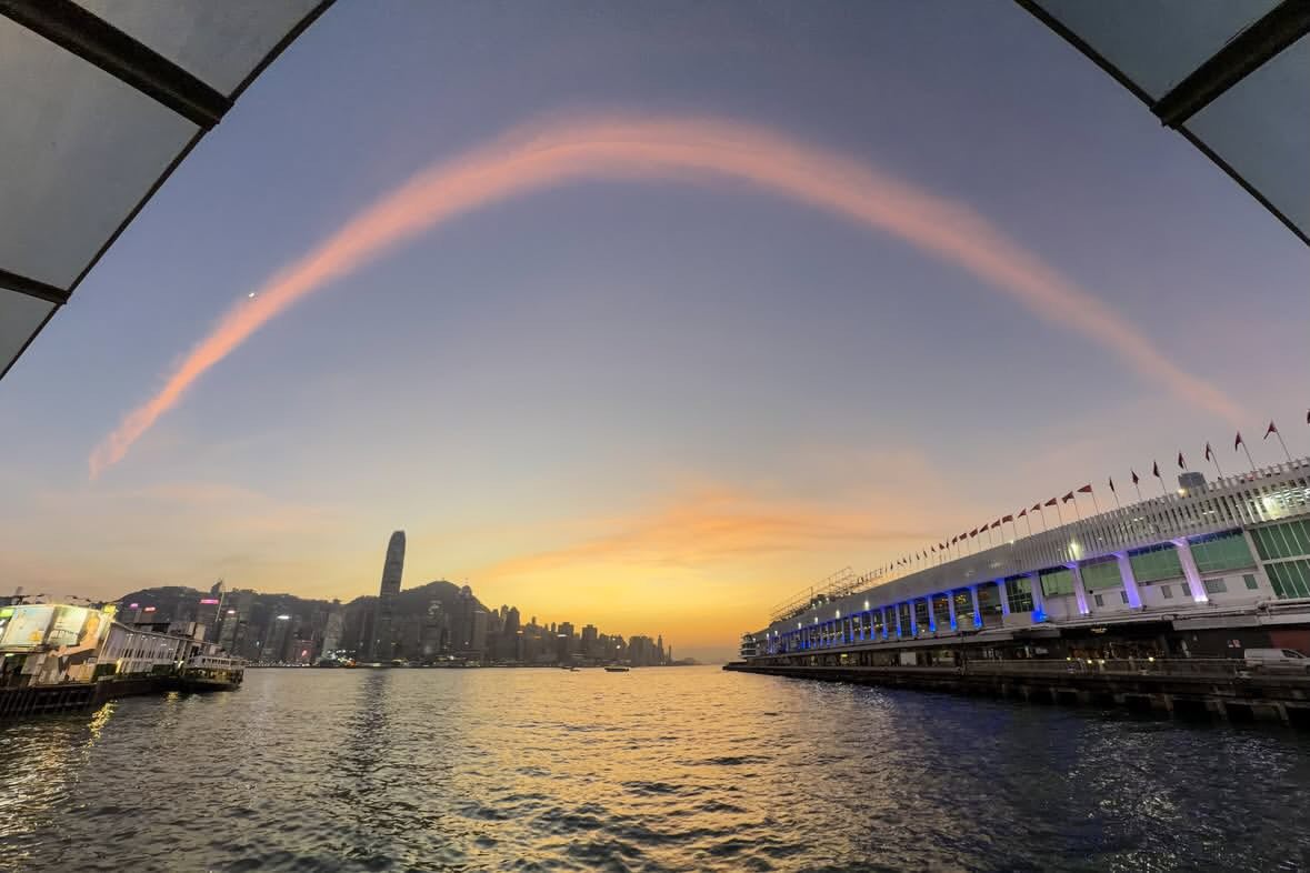 "Cây cầu lạ" xuất hiện trên bầu trời Hong Kong (Trung Quốc) sau 3 tiếng vụ cháy như tận thế- Ảnh 10. "Cây cầu lạ" xuất hiện trên bầu trời Hong Kong (Trung Quốc) sau 3 tiếng vụ cháy như tận thế- Ảnh 10.