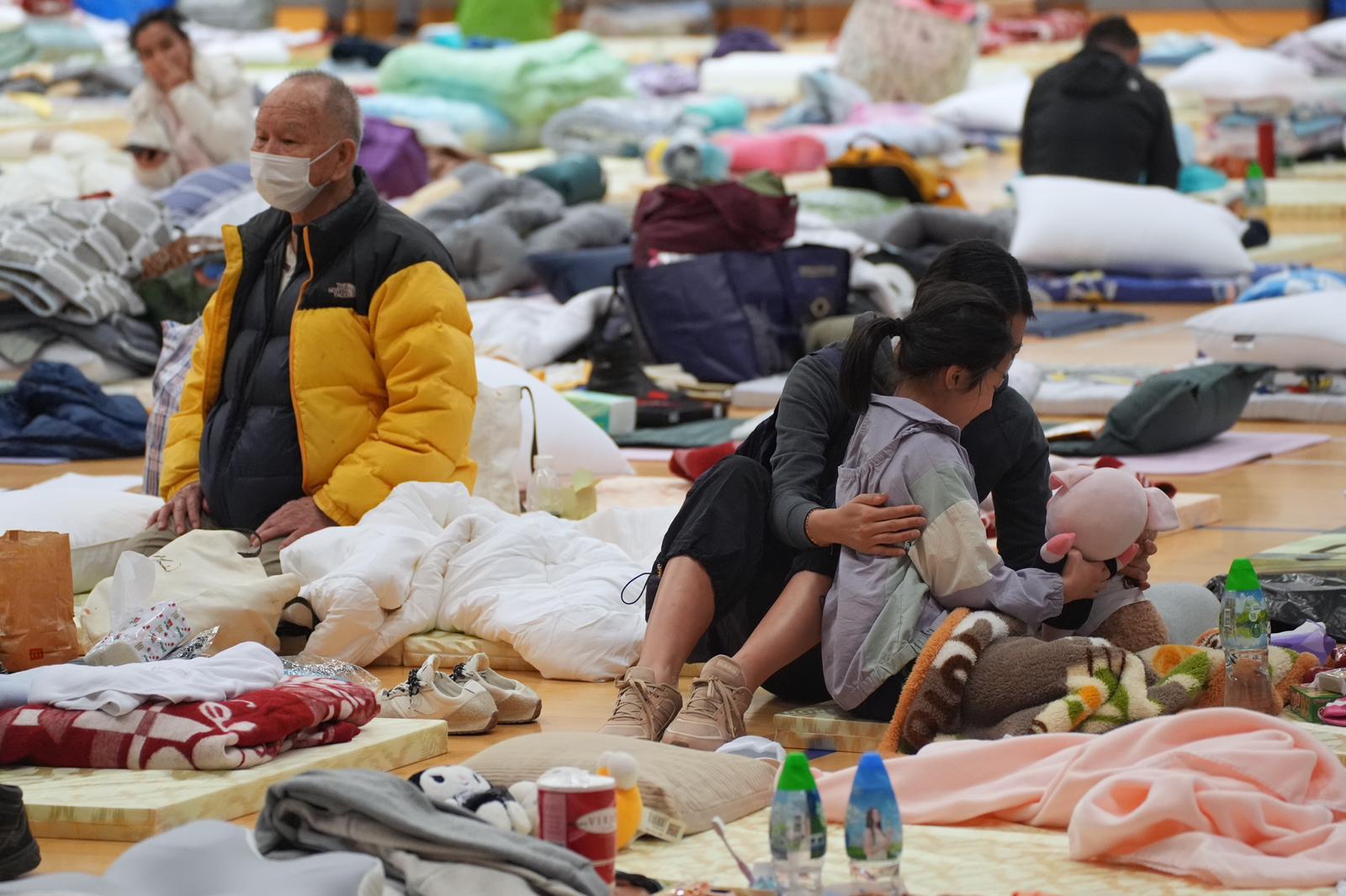 “Không còn gì cả”: Người dân Hong Kong (Trung Quốc) khốn khổ vì hỏa hoạn, hàng ngàn người lâm vào cảnh màn trời chiếu đất- Ảnh 7. “Không còn gì cả”: Người dân Hong Kong (Trung Quốc) khốn khổ vì hỏa hoạn, hàng ngàn người lâm vào cảnh màn trời chiếu đất- Ảnh 7.